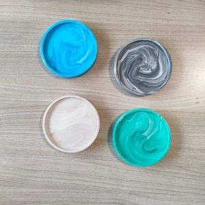 Petit plateau rond – couleur marbrée