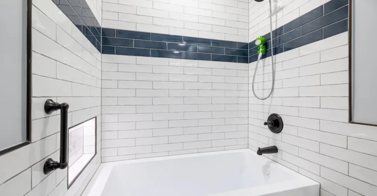 découvrez des idées et conseils pour optimiser l'agencement de votre salle de bain et créer un espace fonctionnel et esthétique.