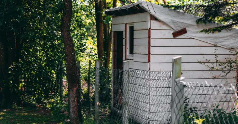 découvrez les règles et régulations essentielles pour construire un abri de jardin conforme aux normes en vigueur.
