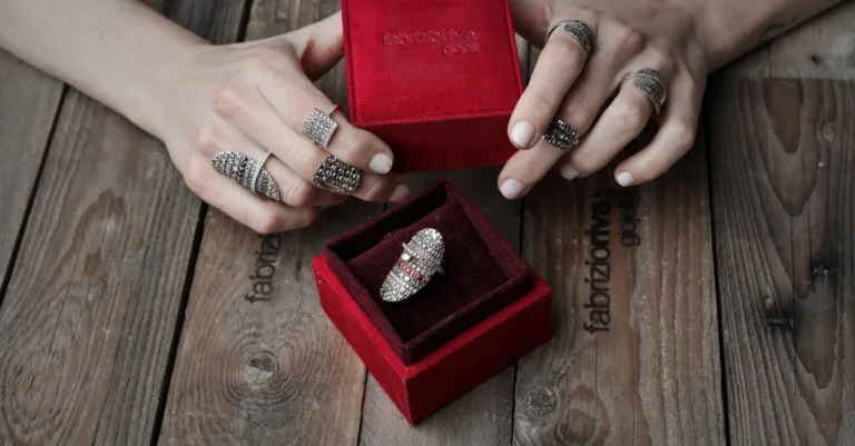 découvrez notre boîte à bijoux élégante et pratique, parfaite pour organiser et protéger vos précieux accessoires avec style.