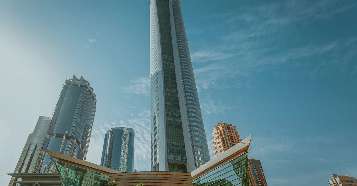 découvrez jlt almas tower, un gratte-ciel emblématique situé dans le quartier jumeirah lakes towers à dubaï, offrant des espaces commerciaux et résidentiels modernes avec une vue imprenable.