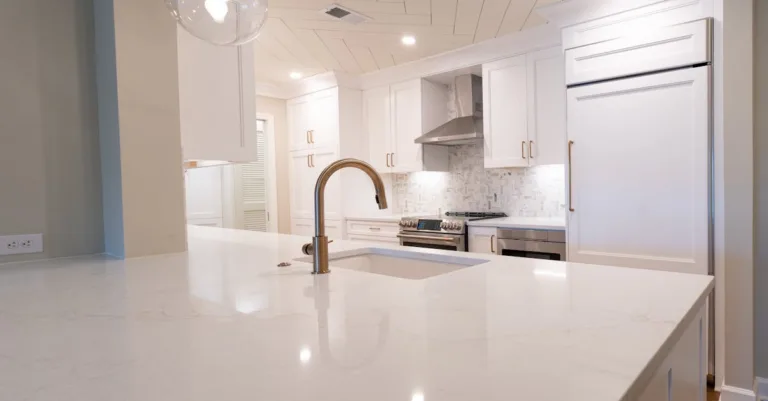 transformez votre cuisine avec une rénovation complète : design moderne, optimisation de l'espace et matériaux de qualité pour un intérieur fonctionnel et esthétique.