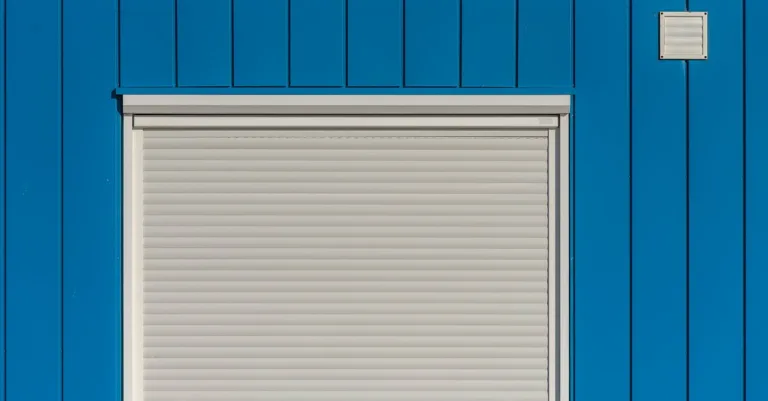 découvrez les inconvénients des volets roulants solaires, incluant leurs limitations techniques, coûts, et aspects pratiques à considérer avant l'achat.