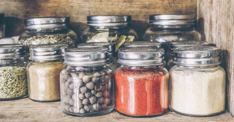 découvrez les épices essentielles pour sublimer vos plats et révéler toutes les saveurs de vos recettes préférées.