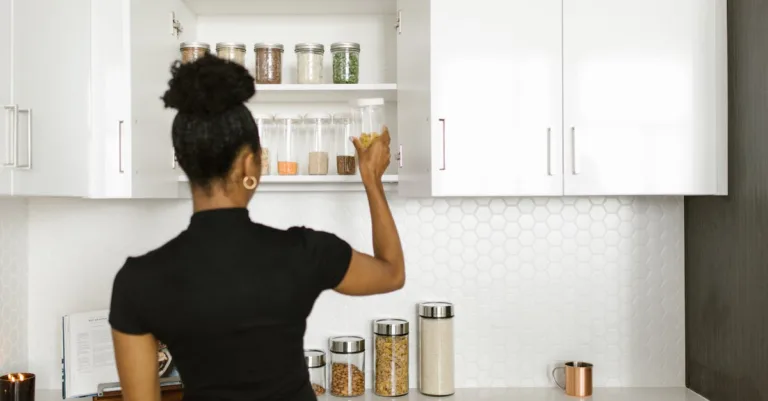 optimisez l'espace de votre cuisine avec des solutions de rangement pratiques et élégantes pour une organisation parfaite.