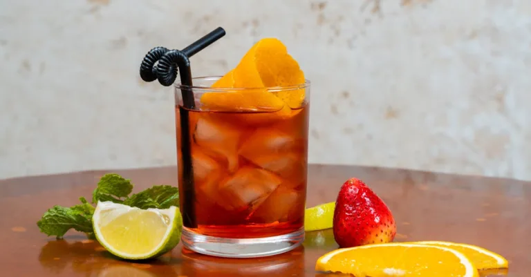 découvrez l'histoire, la recette et les astuces pour préparer un negroni, le cocktail italien classique alliant gin, vermouth rouge et campari.