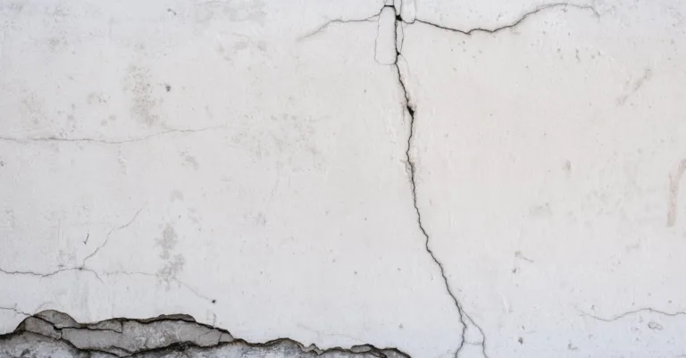réparez efficacement vos murs fissurés grâce à nos conseils et techniques simples pour une finition durable et esthétique.