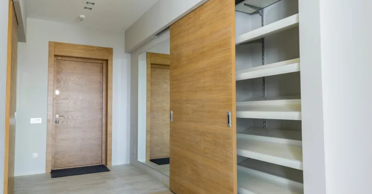 rénovation de portes en bois : redonnez vie et élégance à vos portes grâce à nos solutions professionnelles et durables.