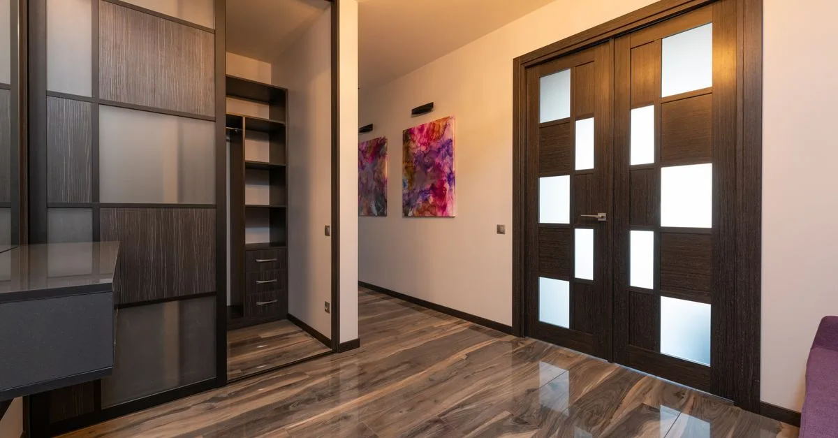 découvrez la décoration moderne en bois foncé alliant élégance et chaleur pour un intérieur contemporain et sophistiqué.