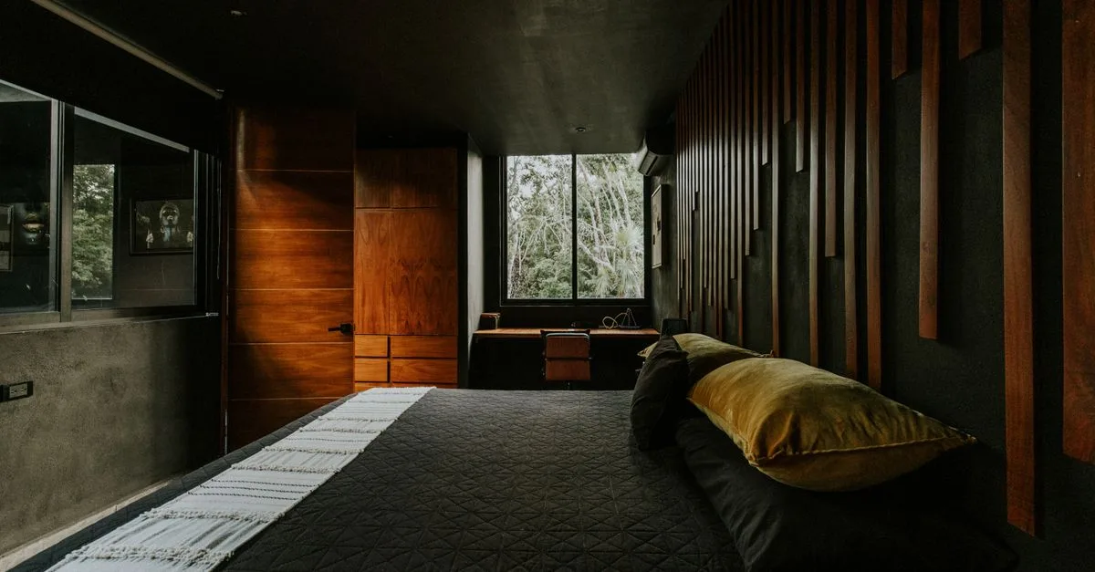découvrez la décoration moderne en bois foncé : élégance, chaleur et style contemporain pour sublimer votre intérieur.