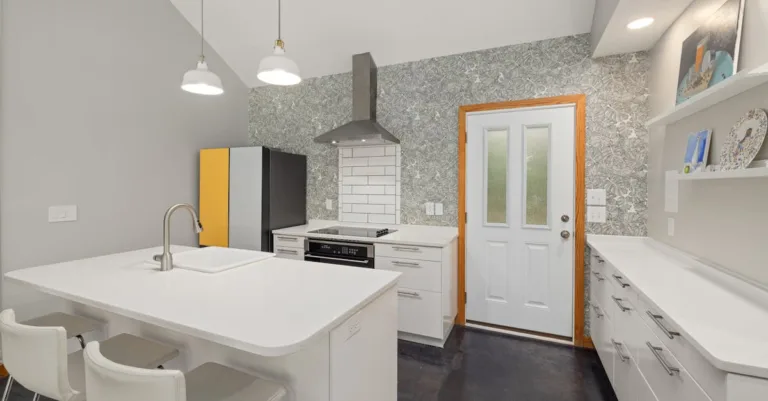 transformation fonctionnelle d'une suite parentale : optimisez votre espace pour créer une chambre principale moderne et pratique.