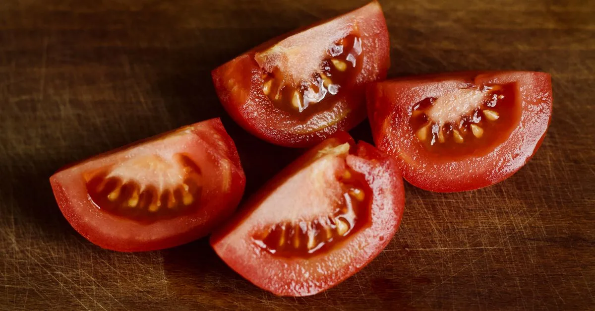 découvrez les causes et solutions pour éviter la fente des tomates, un problème courant qui affecte la qualité et la récolte de vos fruits.