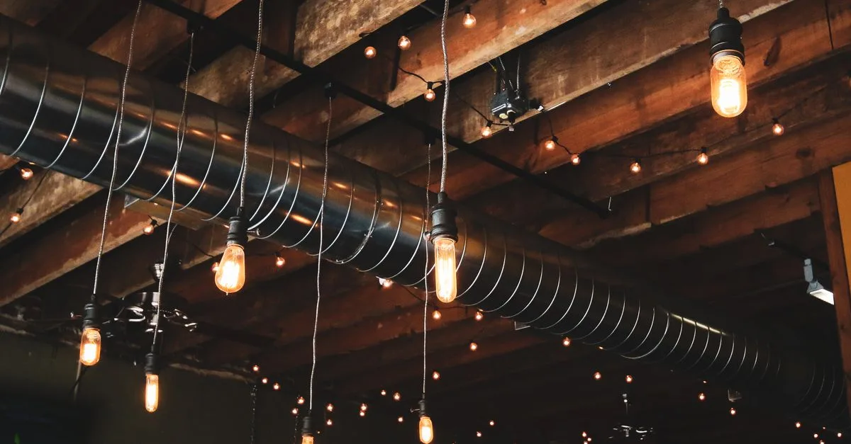 découvrez comment la perception de la hauteur sous plafond influence l'ambiance et l'espace dans une pièce, et apprenez des astuces pour optimiser cette impression.