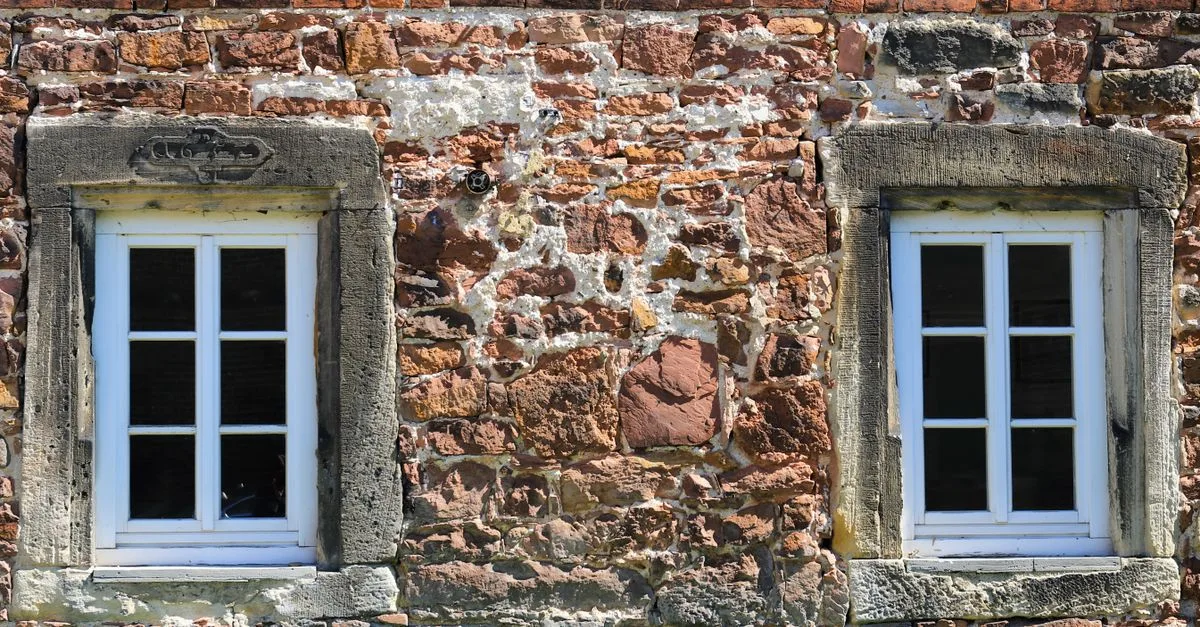 découvrez des méthodes efficaces pour isoler une vieille maison en pierre, améliorer le confort thermique et réduire les coûts énergétiques tout en préservant le charme de votre habitation.