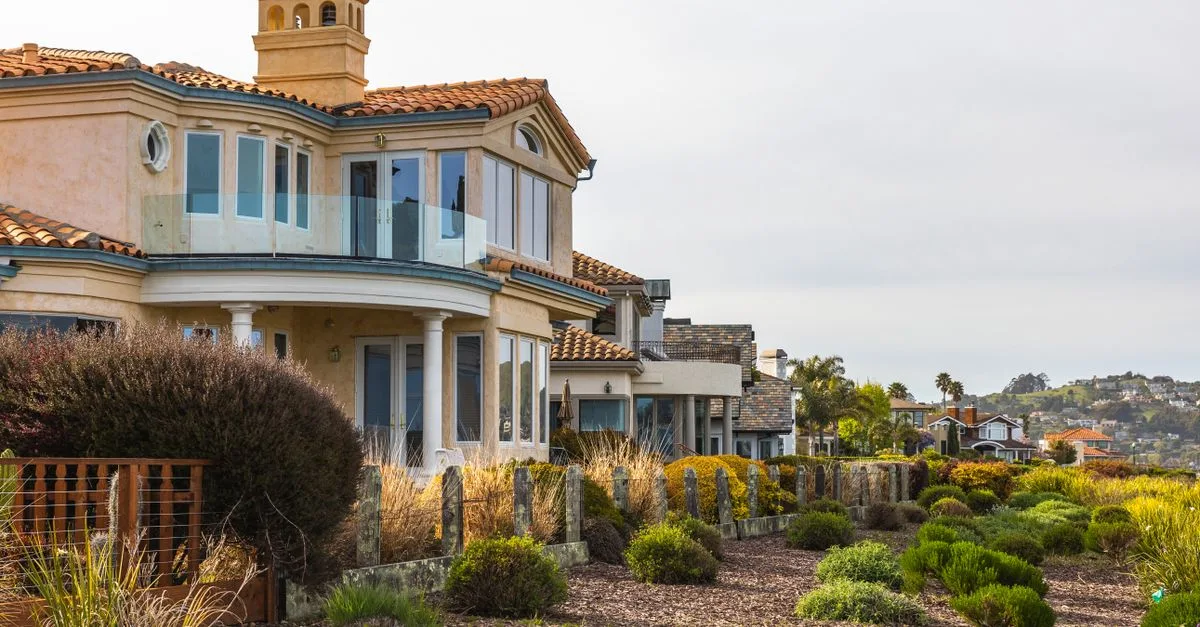 évaluation de propriétés de luxe : expertise professionnelle pour estimer la valeur de biens immobiliers haut de gamme avec précision et confiance.