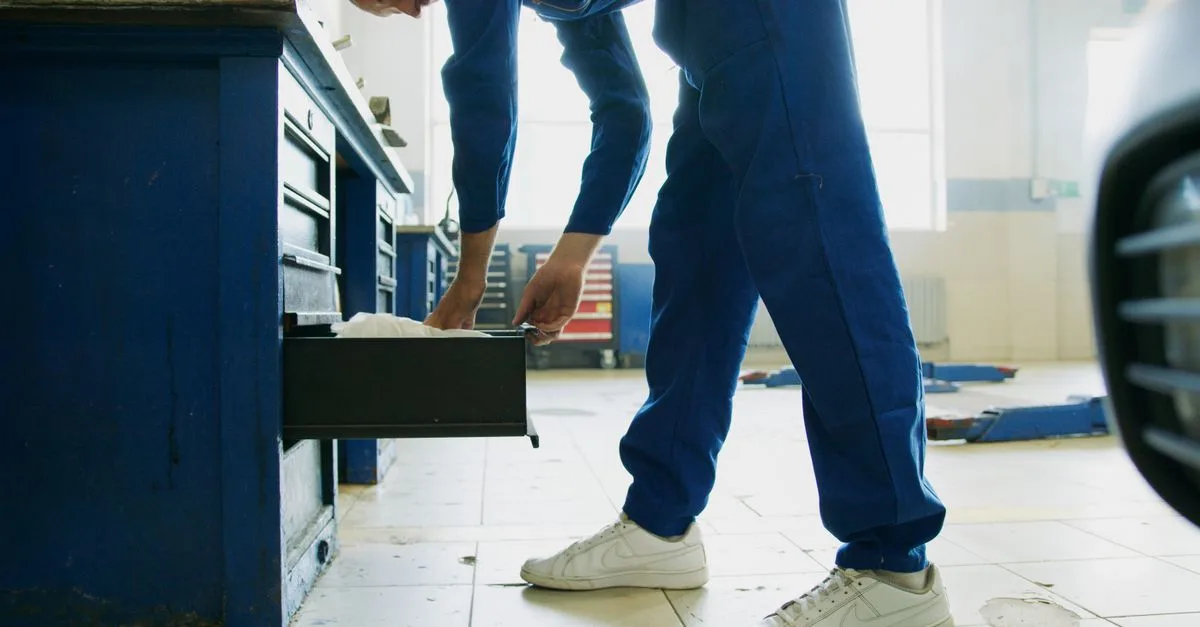 revêtez le sol de votre garage avec un revêtement résistant et esthétique pour protéger et embellir votre espace.