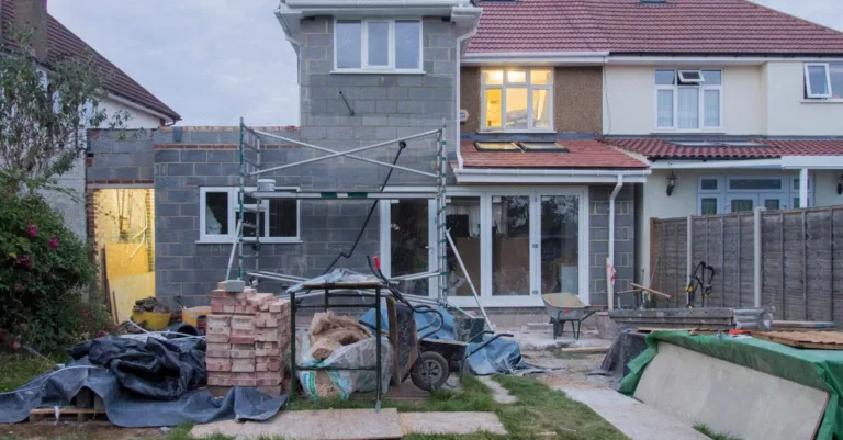 découvrez nos solutions d'extension de maison pour agrandir et valoriser votre espace de vie avec style et qualité.