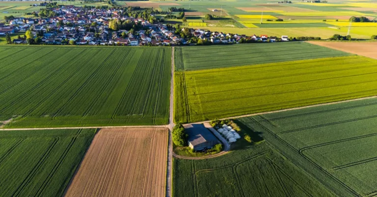 découvrez les réglementations d'utilisation des sols, leurs impacts sur l'aménagement du territoire, et comment elles encadrent le développement urbain et rural.