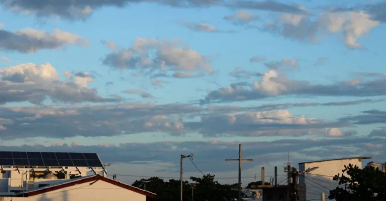 découvrez nos panneaux solaires performants et écologiques pour optimiser votre consommation d'énergie tout en réduisant votre impact environnemental.