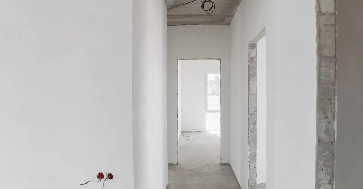 découvrez comment choisir l’espacement des montants pour une cloison sèche afin d’obtenir une structure solide et une pose impeccable.