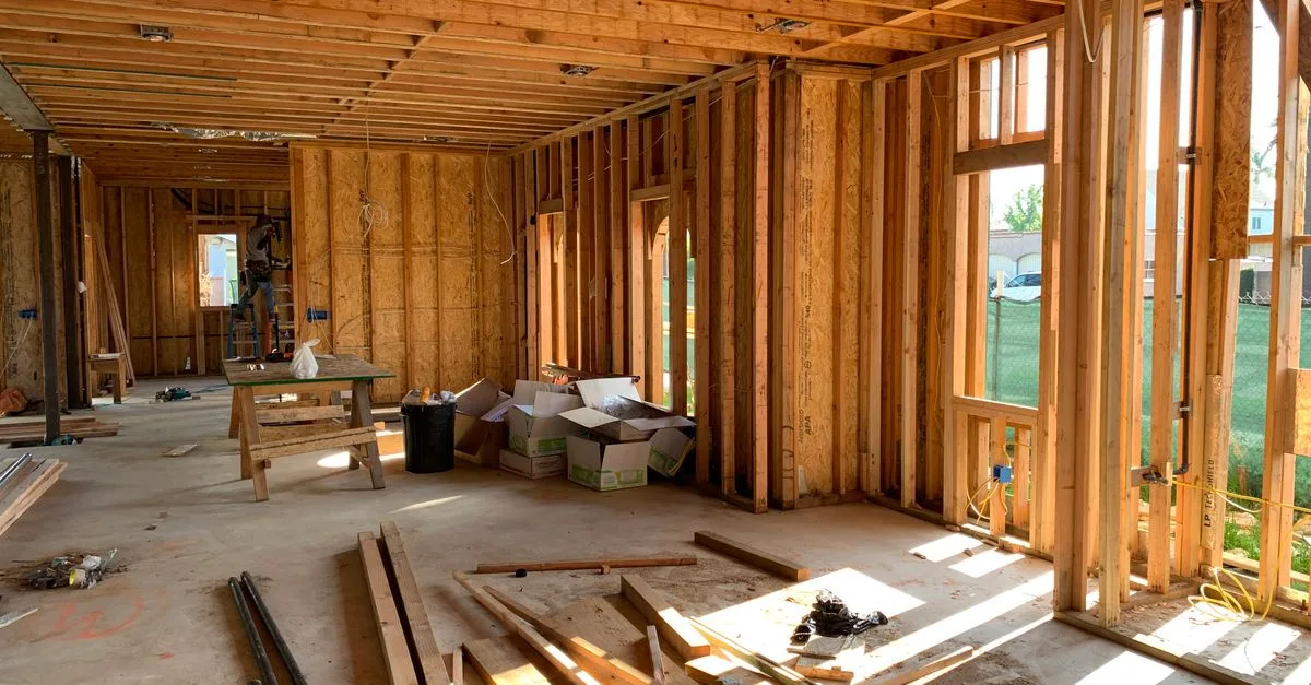 découvrez comment déterminer l’espacement des solives de plancher selon la portée, les matériaux et les charges pour un plancher solide et sécuritaire.