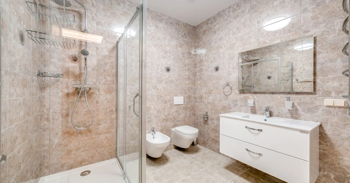 découvrez la pente idéale pour une évacuation de douche efficace et apprenez à éviter l’eau stagnante grâce à des conseils pratiques.