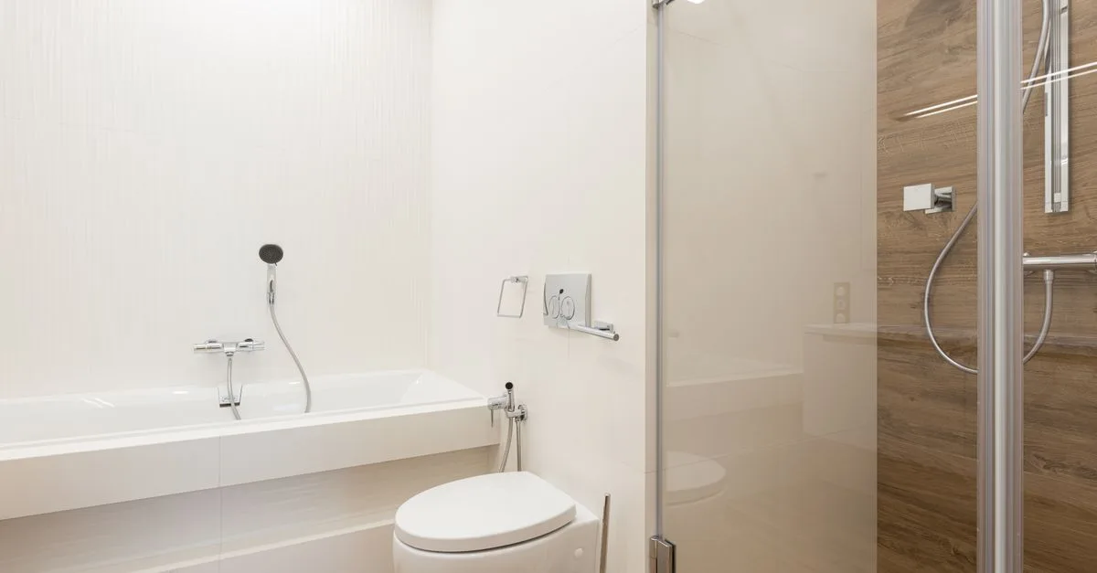 choisissez un mastic silicone adapté à votre douche à l’italienne pour assurer des joints étanches, durables et résistants à l’humidité.