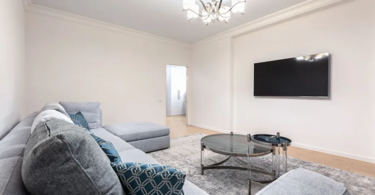 découvrez où placer une prise électrique pour un téléviseur mural afin de dissimuler les câbles et profiter d’une installation propre, pratique et sécurisée.